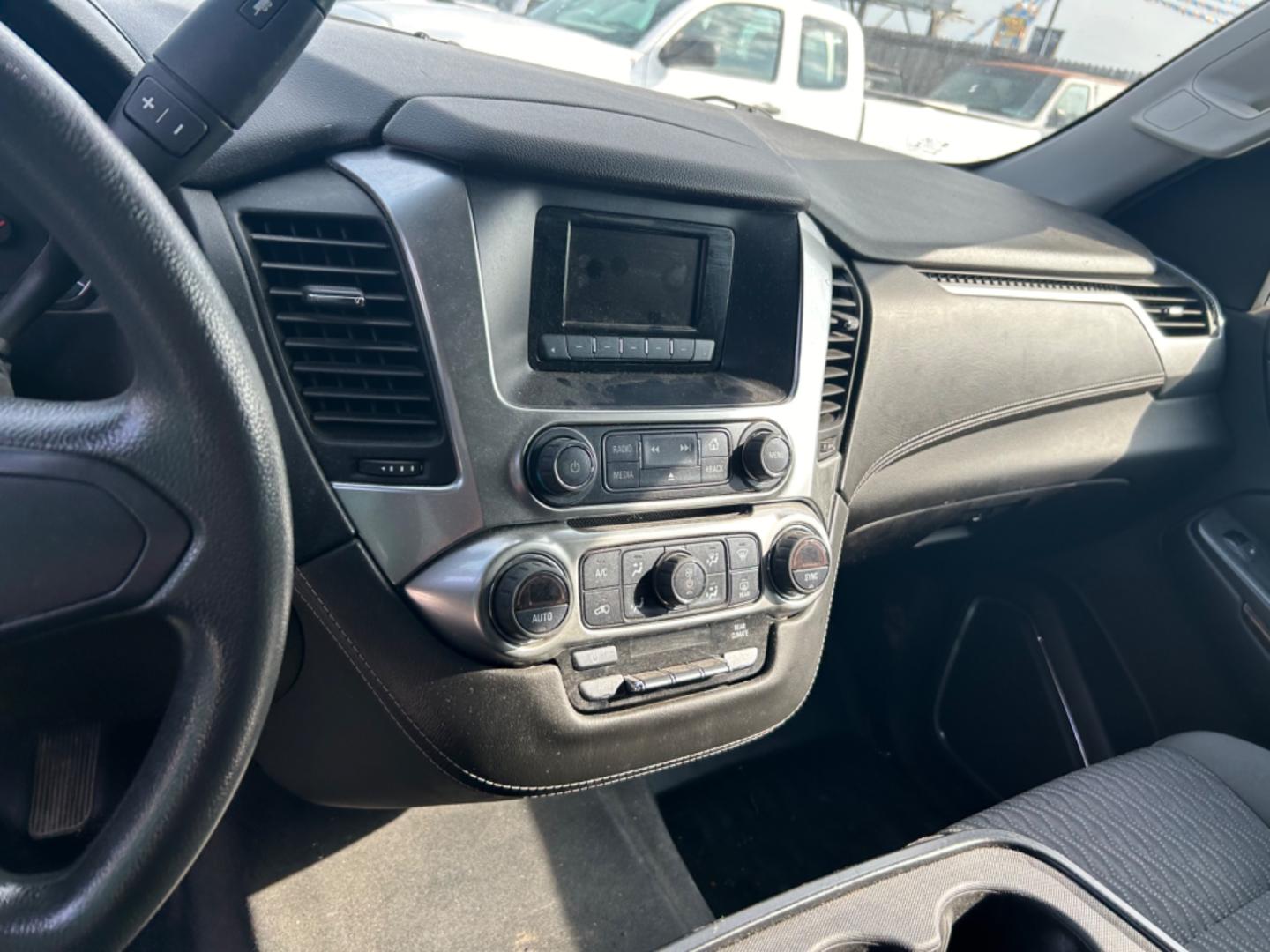 2017 White Chevrolet Tahoe (1GNSCEEC0HR) with an 5.3L V8 F OHV 16V engine, Automatic transmission, located at 1687 Business 35 S, New Braunfels, TX, 78130, (830) 625-7159, 29.655487, -98.051491 - Photo#13